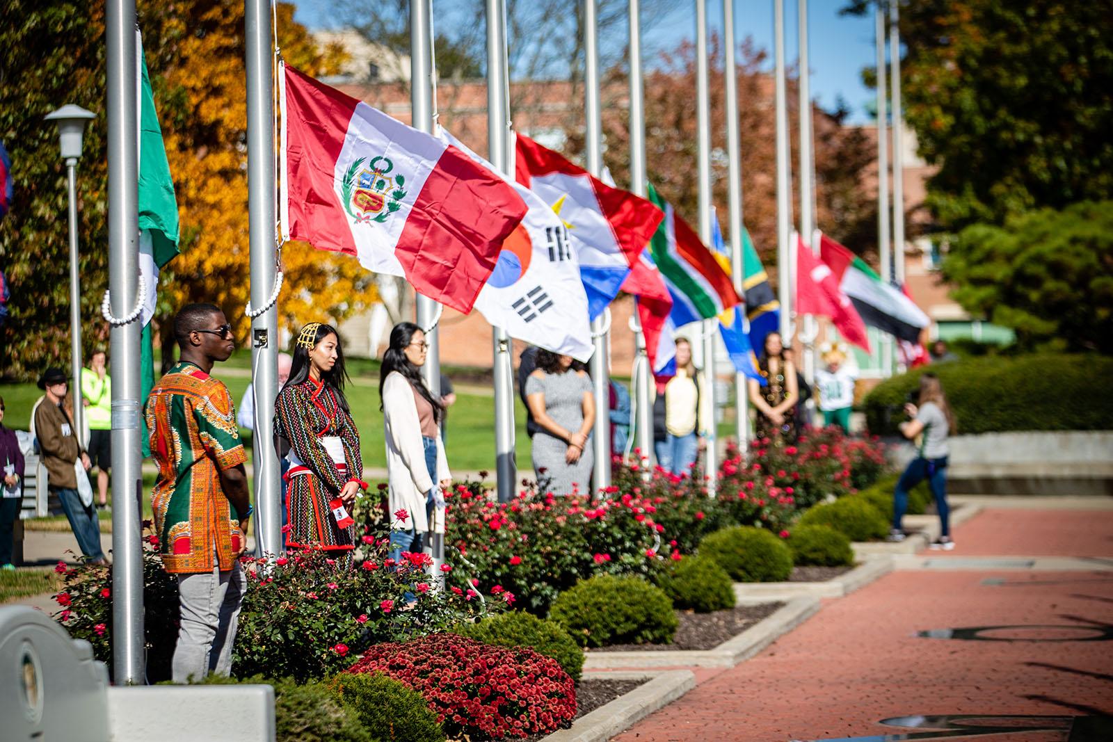 和记棋牌娱乐的国际学生在每年秋天的返校节活动中都会参加升旗仪式，以庆祝他们的家乡和文化以及大学的多样性. 